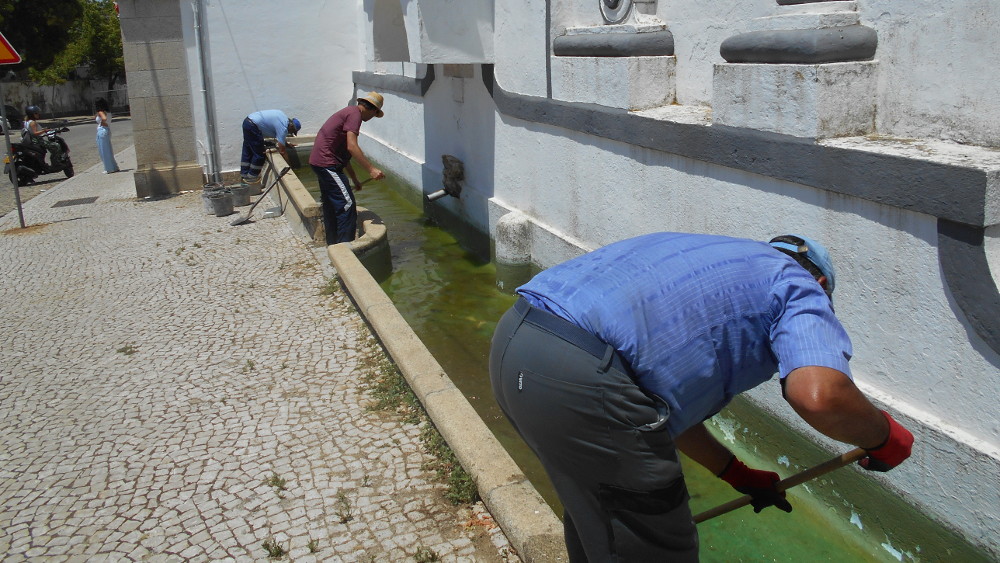 Operação de limpeza da fonte de Nª Sra. da Conceição