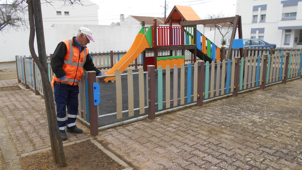 Operações de manutenção do parque infantil da Ché